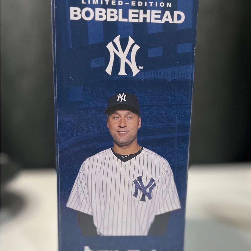 🔥Derek Jeter New York Yankee SGA 9/25/24 Final MLB Hit Anniversary Bobblehead - Picture 3 of 4